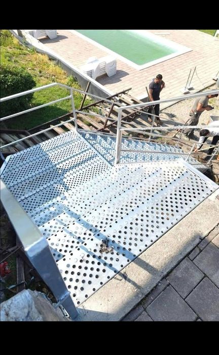 Scări metalice de interior și de exterior la dimensiunea dorita de cli