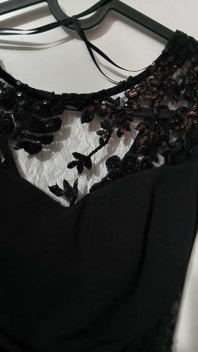 Черна рокля с дантелени акценти – Lipsy London