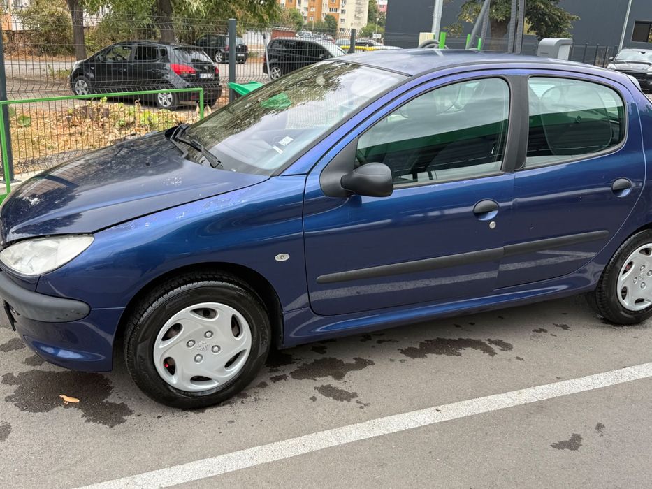 Продавам лек автомобил Пежо 206