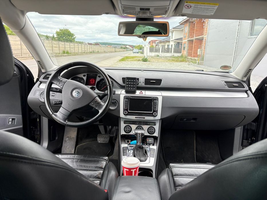 Momentan masina are numere negre Vw passat 2.0l 140 cp , cutie automata , dotari full tot ce se putea pune pana la anuk ei