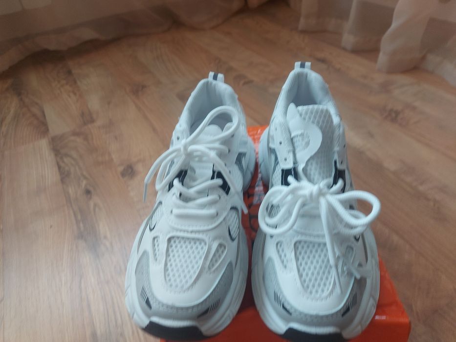 Кроссовки новые.