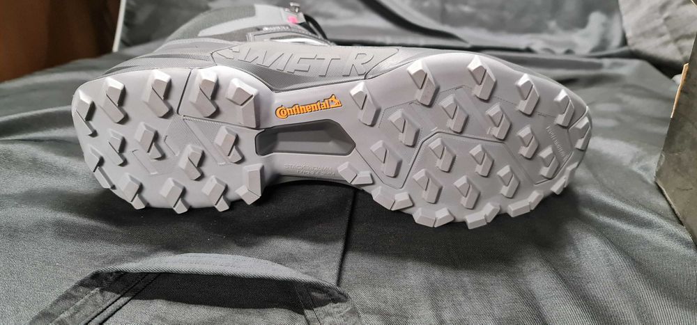 Кроссовки adidas,46 оригинал.