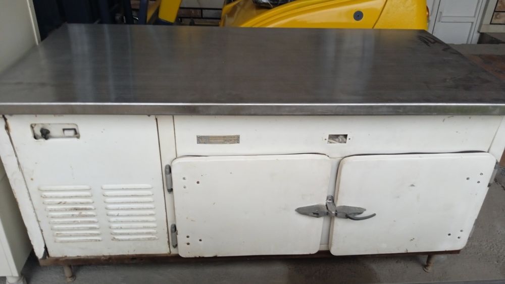 sovutgichli ish stoli sotiladi.