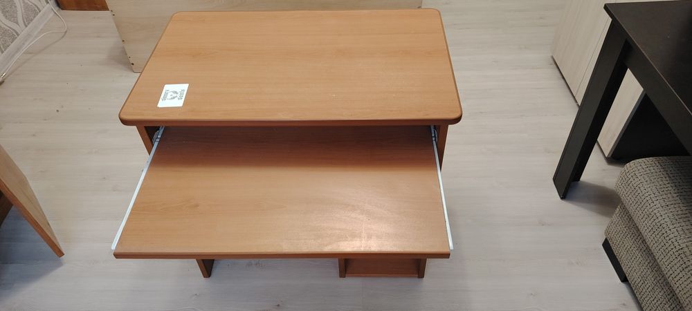 Продавам компютърно бюро