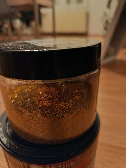 Vând vopsea decorativa cu sclipici auriu