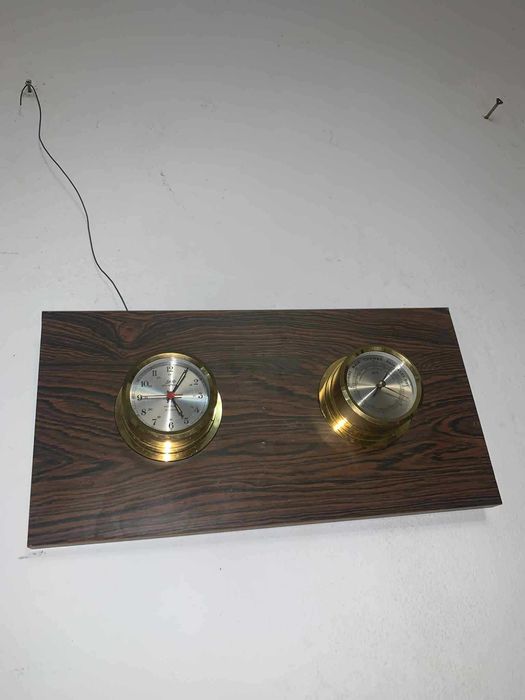 Ceas/Barumetru in carcasa din bronz decor amplasat pe lemn