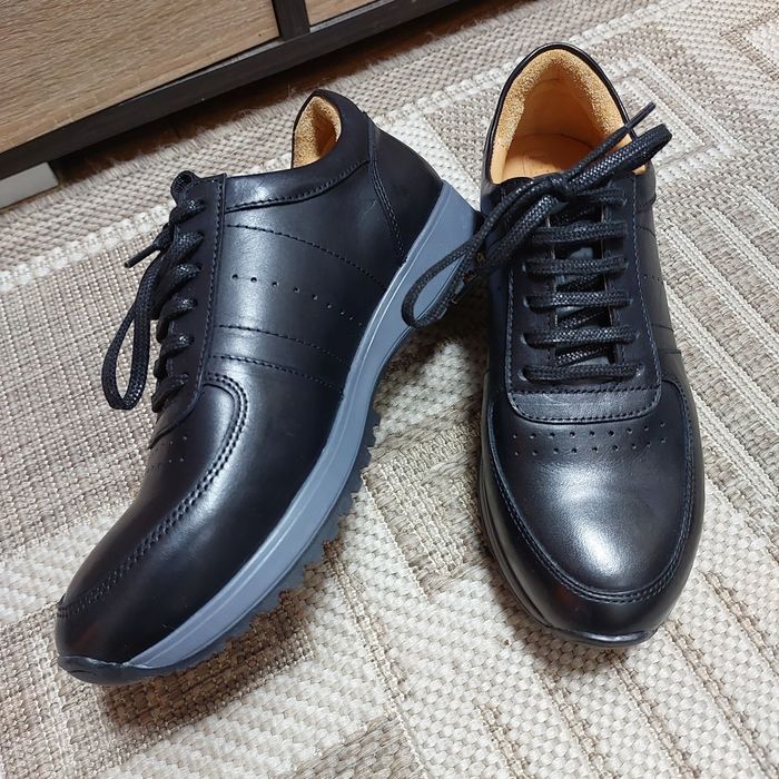 Продам кроссовки женские