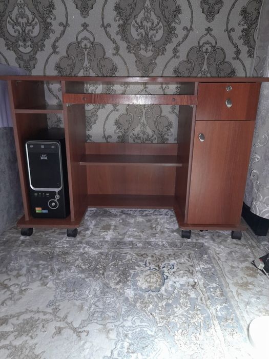 Компьютерный стол.