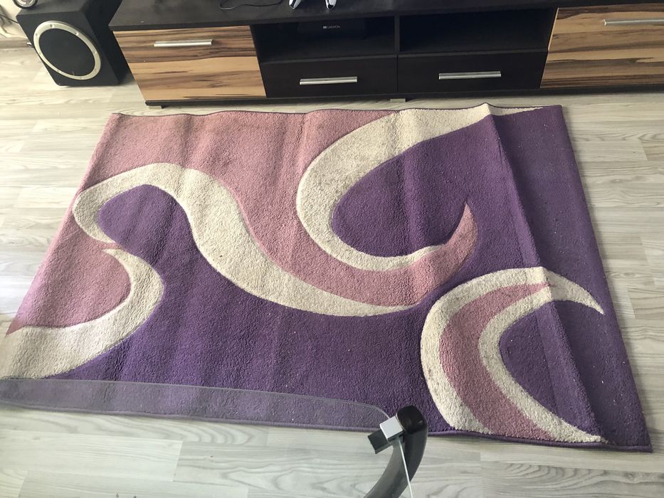 Килим в лилаво , използван , но в много добро състояние