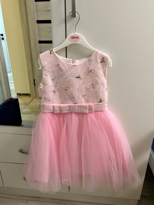 Продам нарядные платья для девочки