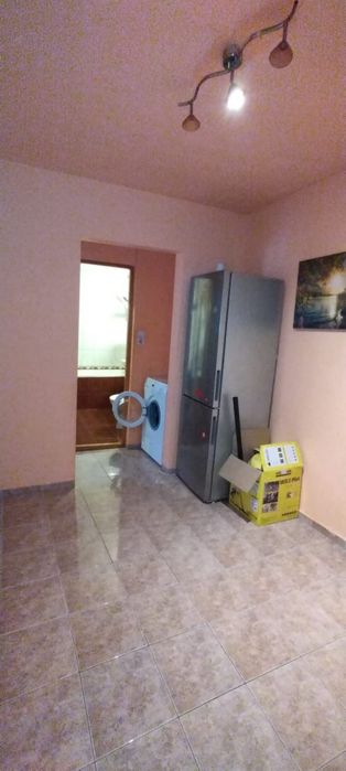 Închiriez ap 2camere etaj 2 decomandat centru
