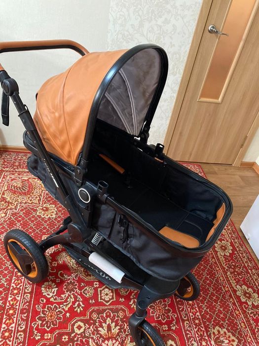 Стульчик для детей и коляска с автокреслом