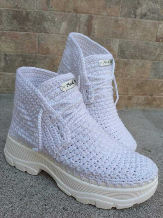 Căciuliță paltonaș bocanci cisme