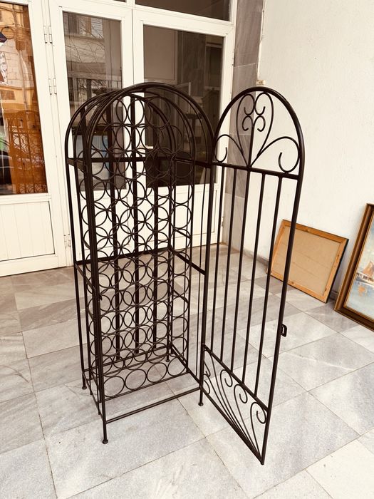 Масивен шведски винен шкаф от желязо за 45 бутилки