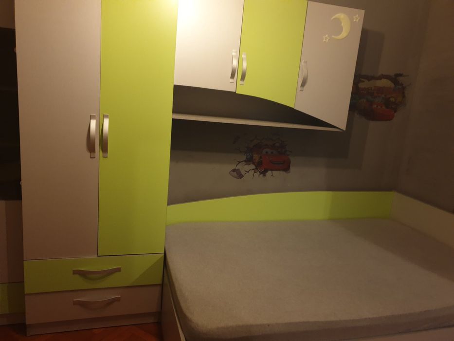 Vând apartament cu 3 camere.
Anexe
Garaj mare pentru doua masini
Curte proprie in spatele garajelor
2 camari
Curte comuna 
80000 negociabil
0741631992