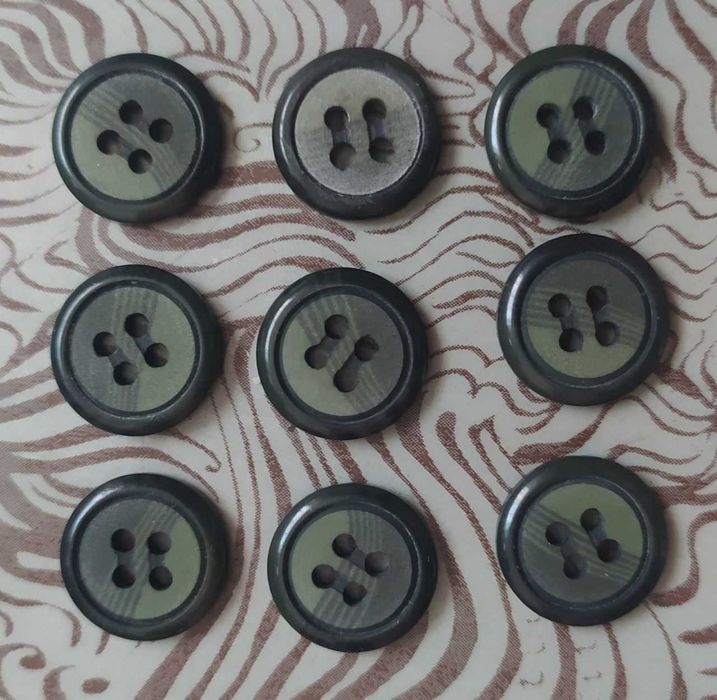 Пуговицы белые, серые, розовые, чёрные
