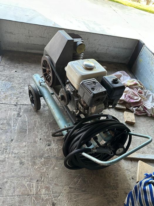 Vand compresor aer pe benzina.