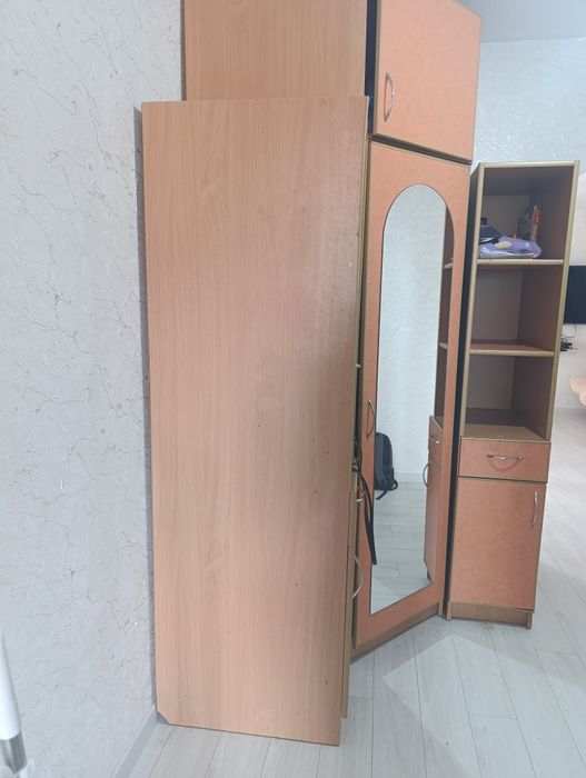 Шкаф с зеркалом и вешалкой