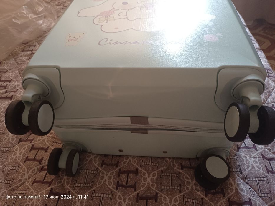 Продам чемодан для девочек.