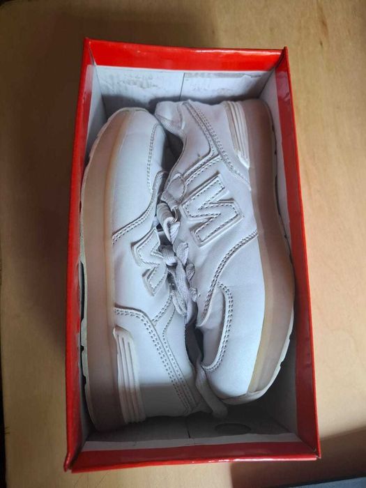 Кроссовки со светящейся подошвой.