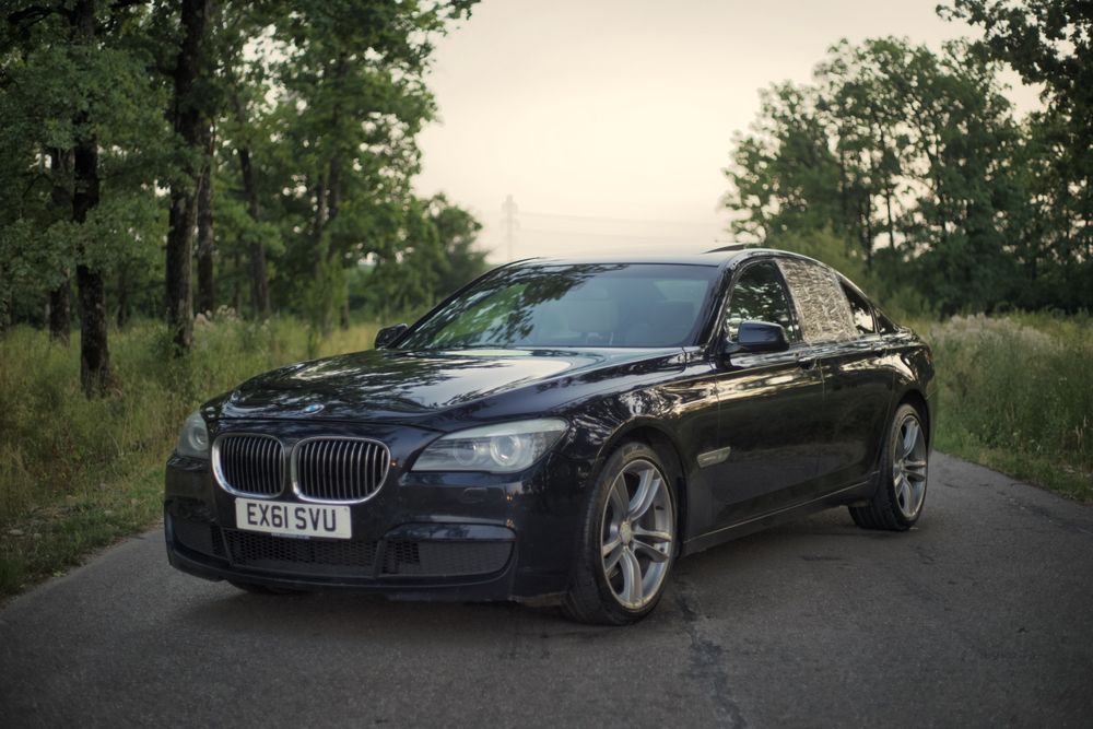 Dezmembrez BMW 730D M PACHET bara aripa far capota turbo injector admi