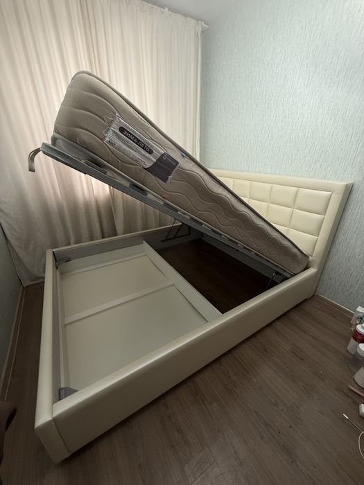 Спальная кровать