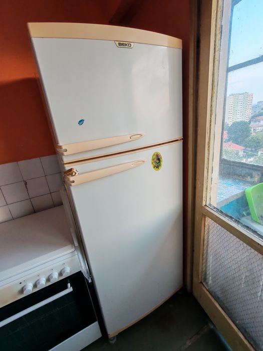 Продавам работещ хладилник и печка