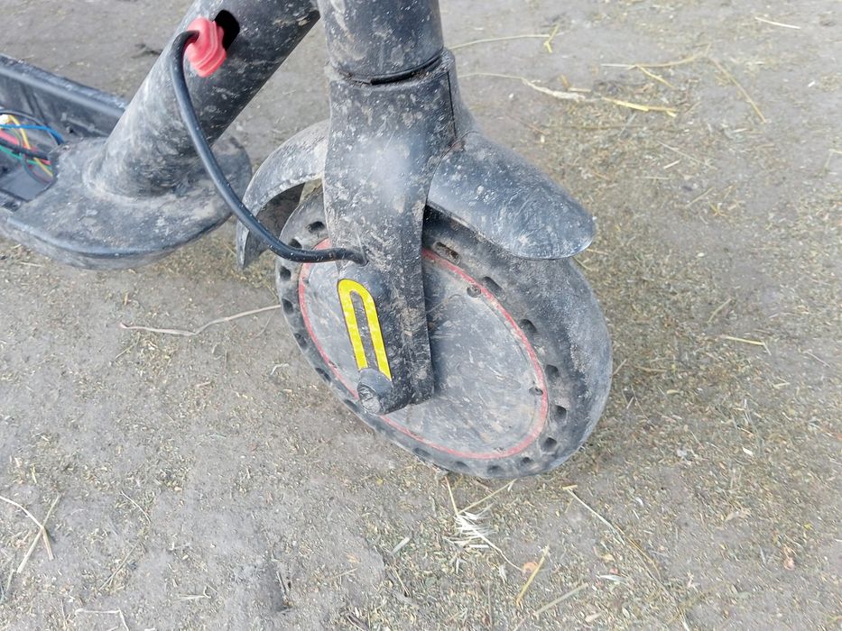 Bună seara am un anunț cu o trotinetă electrică merge da îi tr baterie