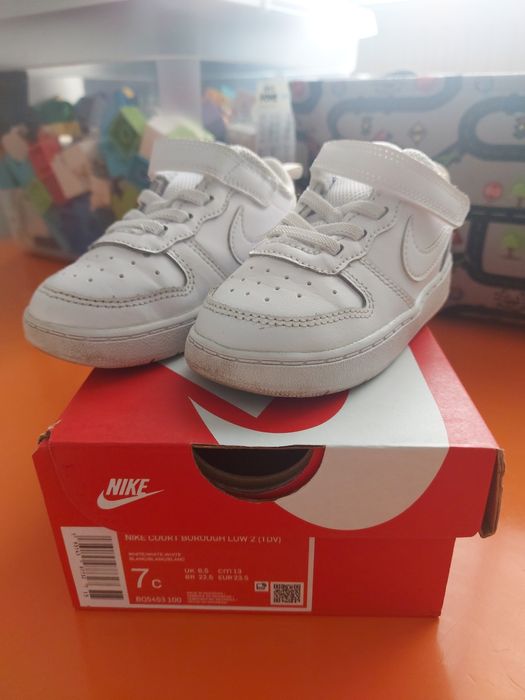 Pantofi sport NIKE albi din piele naturala mărime 23.5