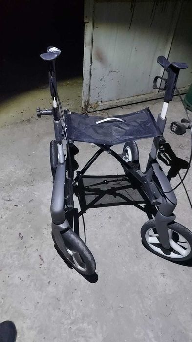 Mergător din aluminium pentru persoane cu dizabilități