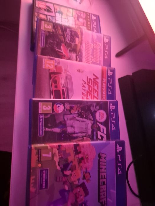 Playstation 4, cu 5 jocurii si 2 manete