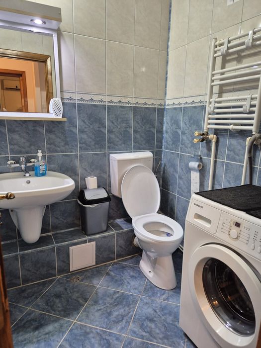 Garsoniera mare 40 mp de închiriat in bloc de apartamente