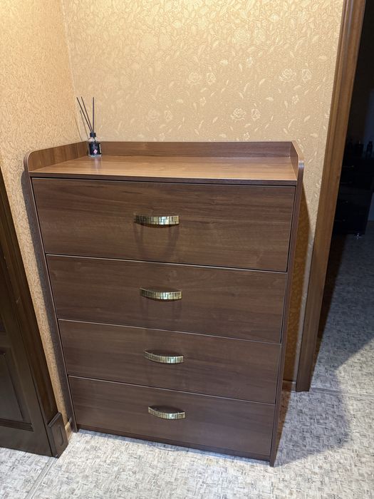 Продам комод цвет орех в отличном состоянии