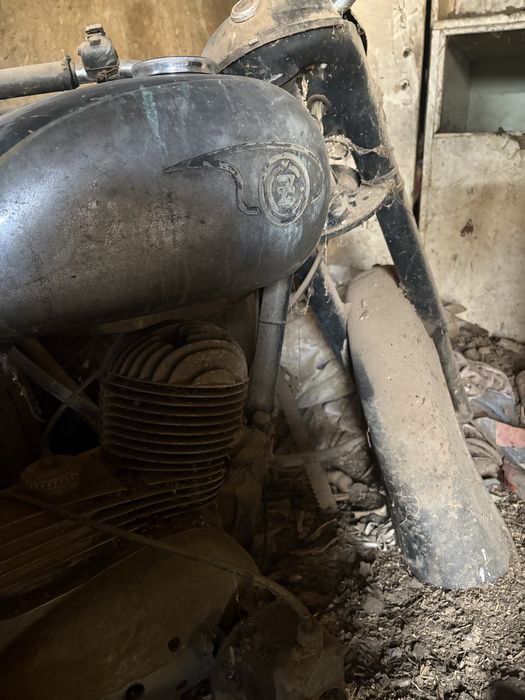 Продавам мотор зетка ява