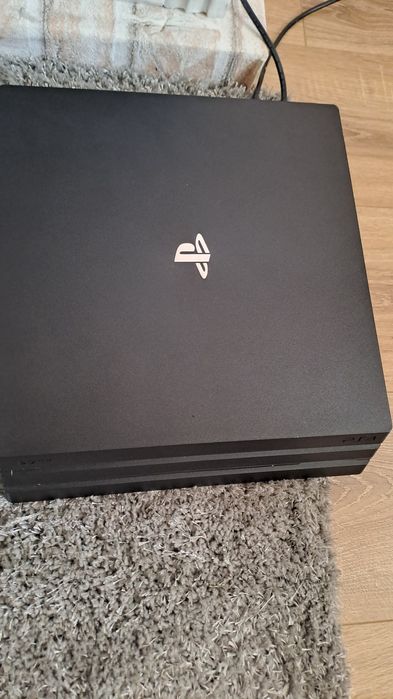 Vând PS4 Pro 1 TB