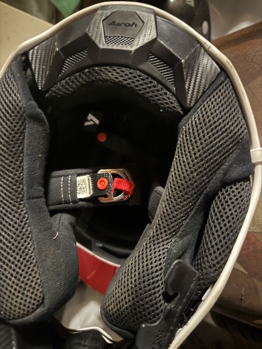 Продавам личната си каска AIROH Размер-XS-M