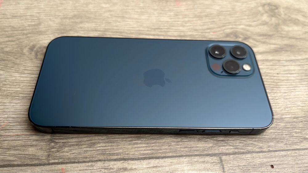 Айфон 12 про.       .