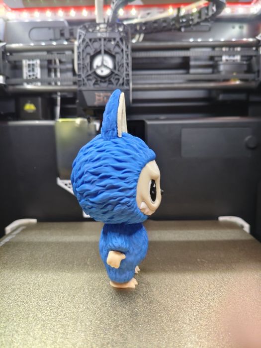 Labubu фигурка – 13 см

3D принтирана и ръчно боядисана фигурка на