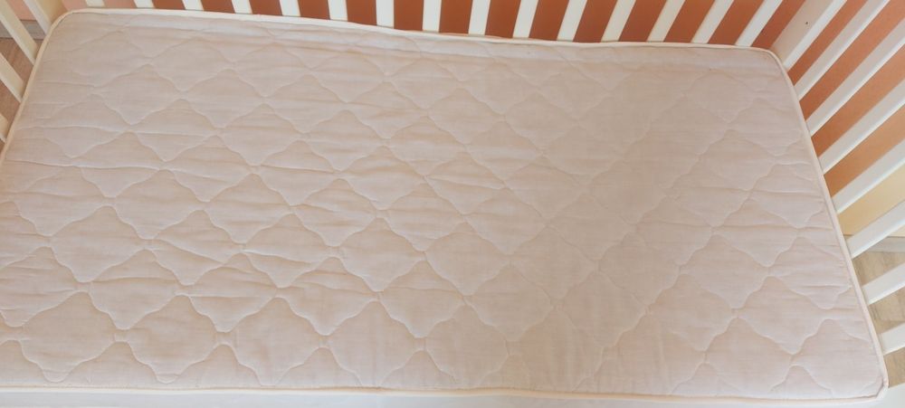 Кошара с матрак и чекмедже