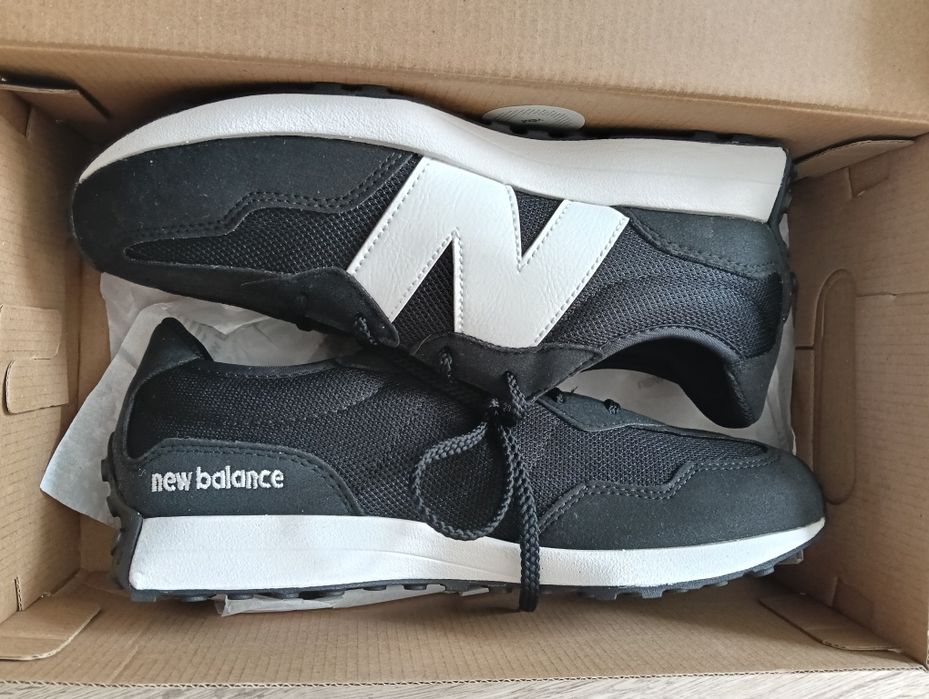 New Balance 327.