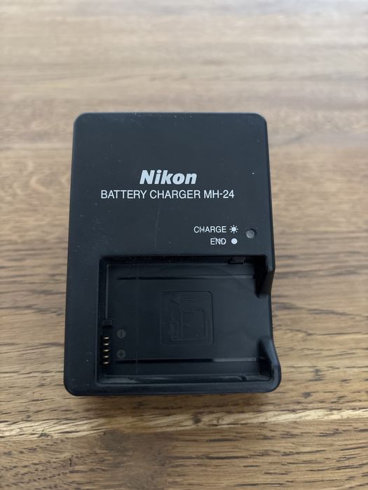 Фотоапарат Nikon 3200 със зарядно, карта памет 64 GB и USB кабел