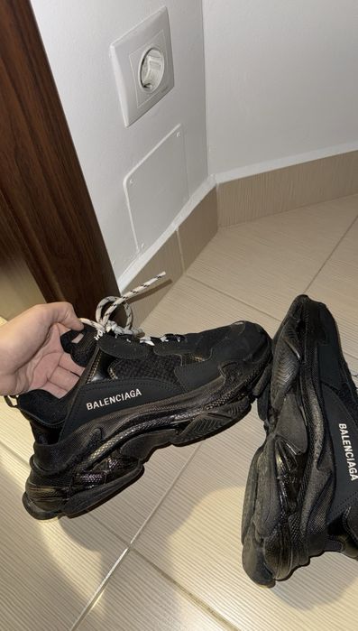Vând Balenciaga Triple S