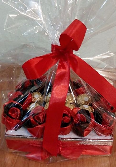 Aranjament lucrat manual din satin