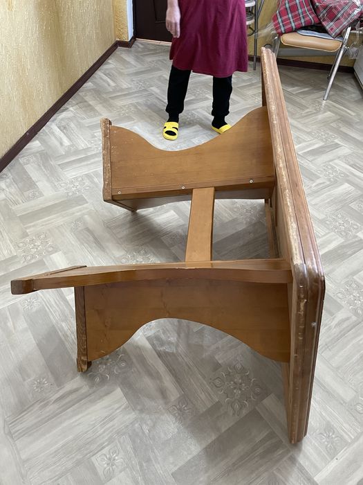 Деревянный стол.