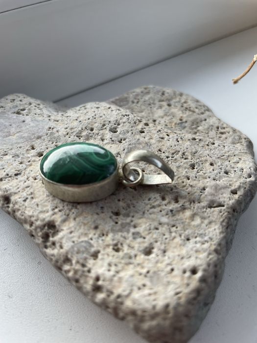 Сребърна висулка с малахит