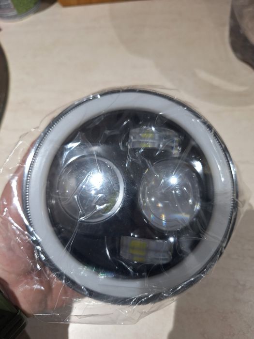 Продавам.Универсален лед фар за мотор.