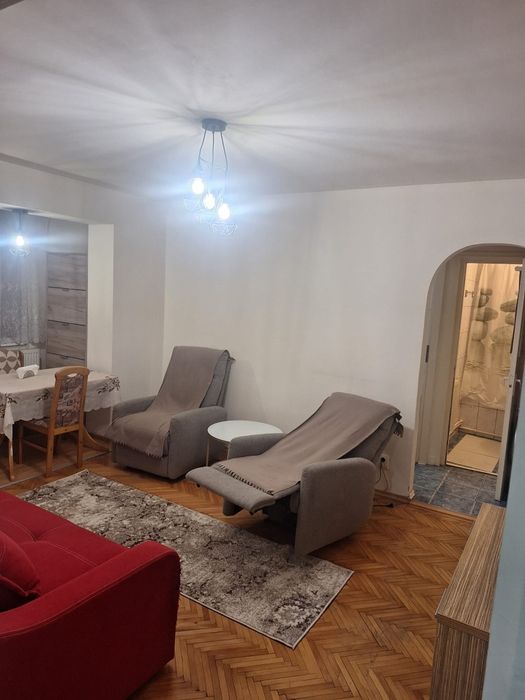 Închiriez apartament cu 3 camere,etajul 3,micro3