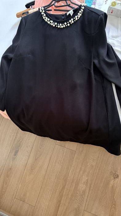 Черна рокля H&M, подходяща и за бременни