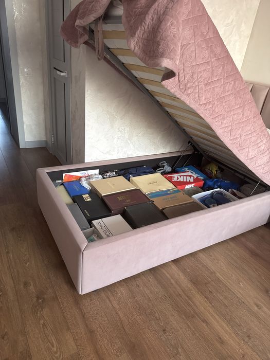 Кровать в спальную