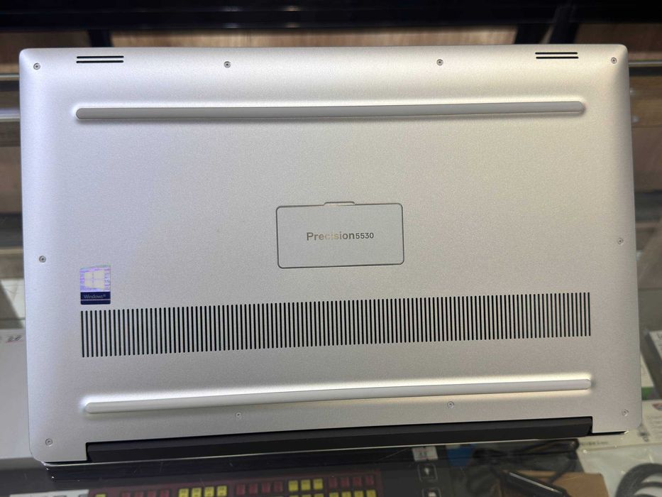 Ultrabook DELL Precision 5530 Core i7-8850H ram 8 ssd 256  P1000 4gb